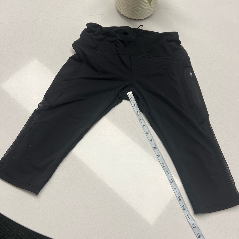 Black Capri Leggings with Side zip Pocket and mesh cutouts sz 10